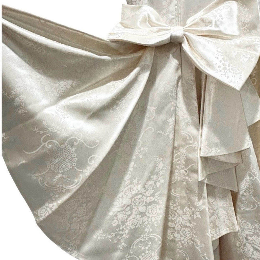 Jessica McClintock Ivory Off-Shoulder Lace Wedding Gown - Picture 9 of 16